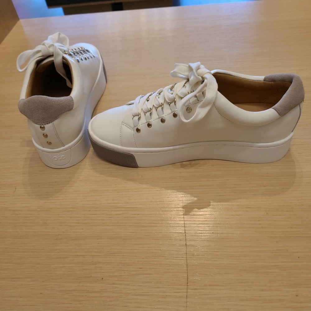 Leather sneakers with suede accents